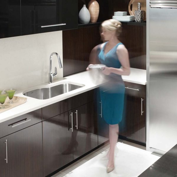 Houzer Medallion Designer 32" Stainless Steel Undermount Offset Single Bowl Kitchen Sink with Strainer