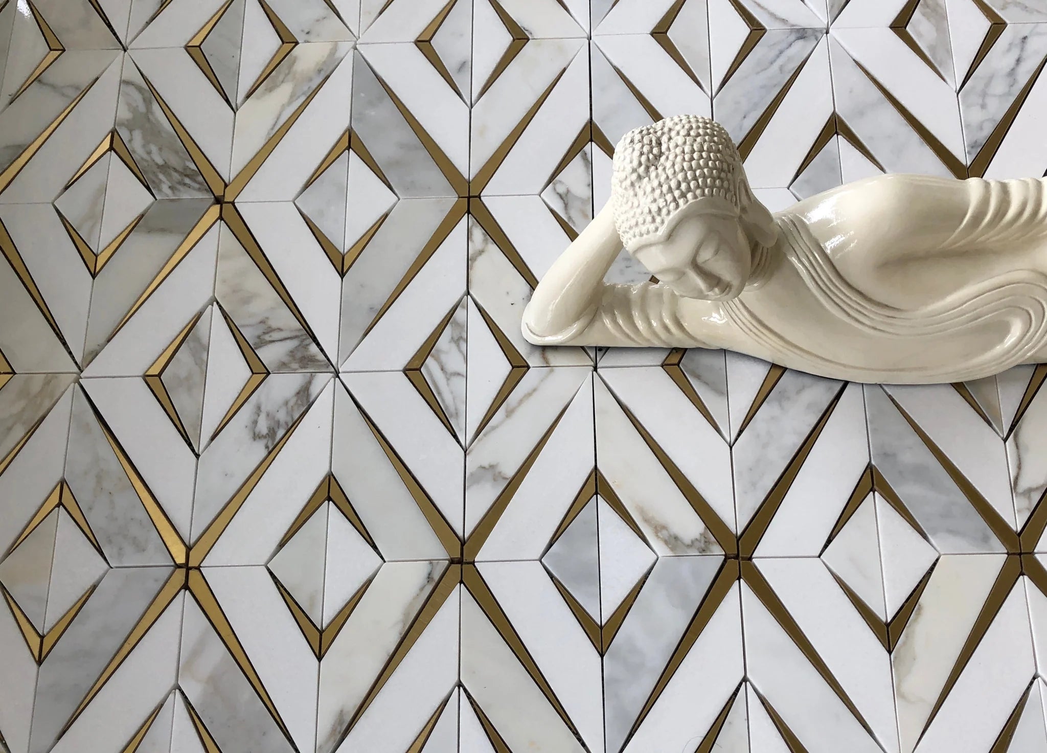 DIAMOND MOSAIC POLISHED THASSOS CALACATTA  AND BRASS