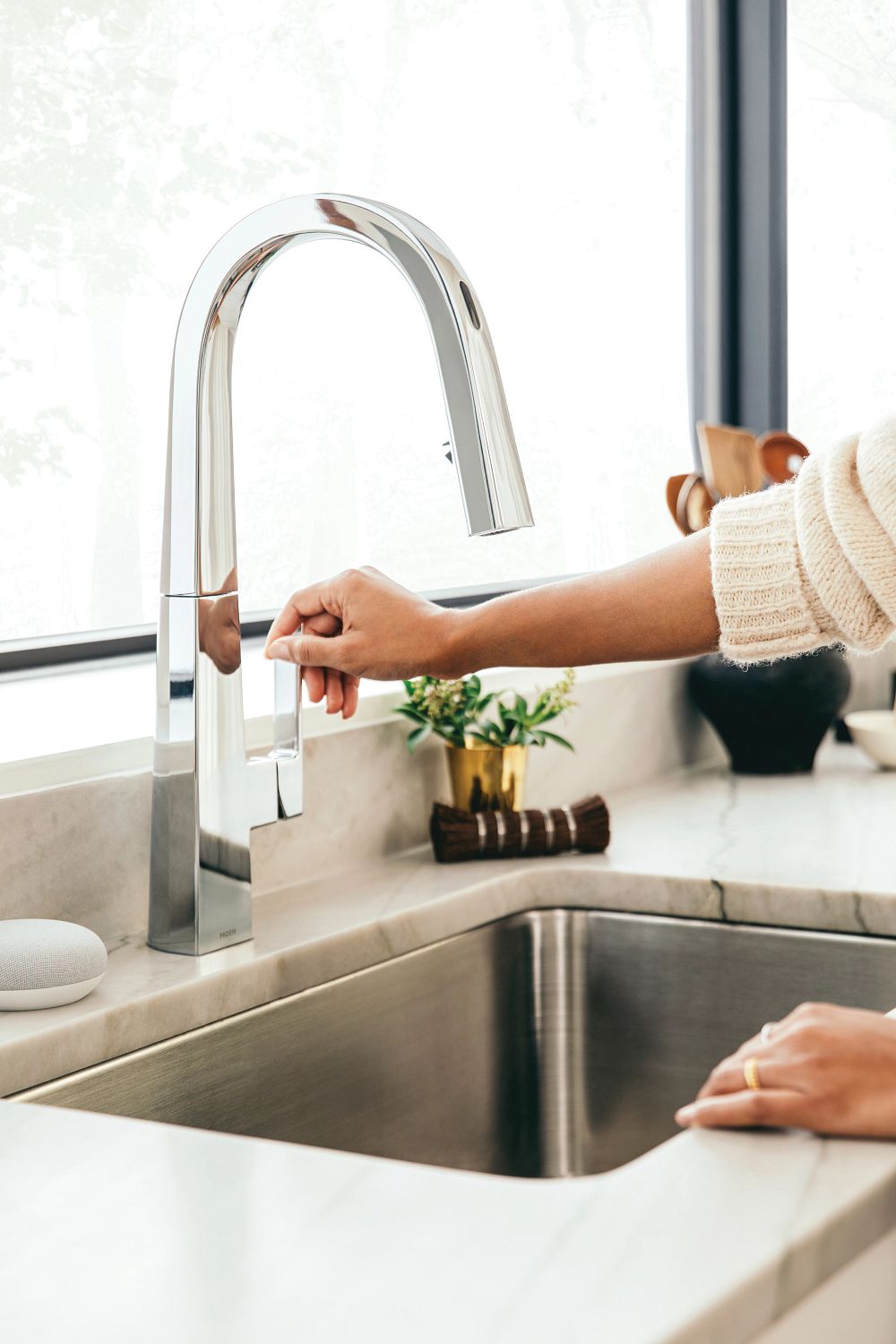 Nio Motion Control Smart Pulldown Touchless Kitchen Faucet