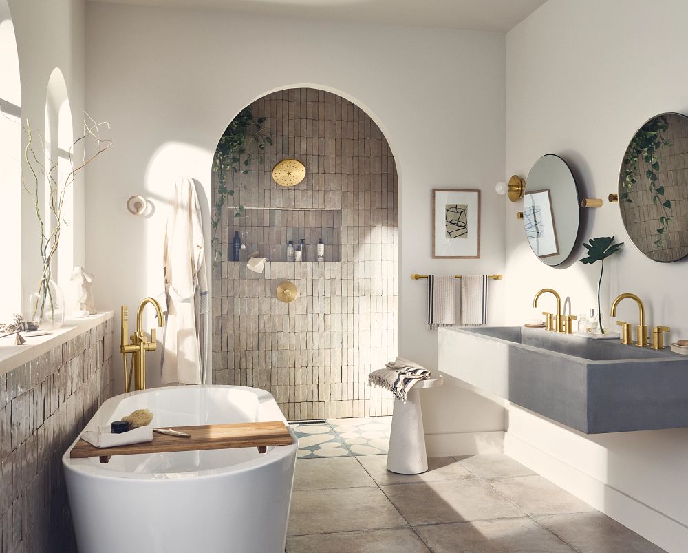 Cia one-handle tub filler includes hand shower