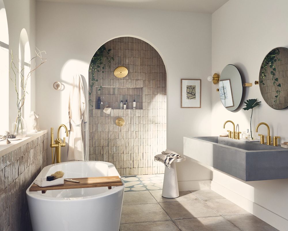 Cia one-handle tub filler includes hand shower