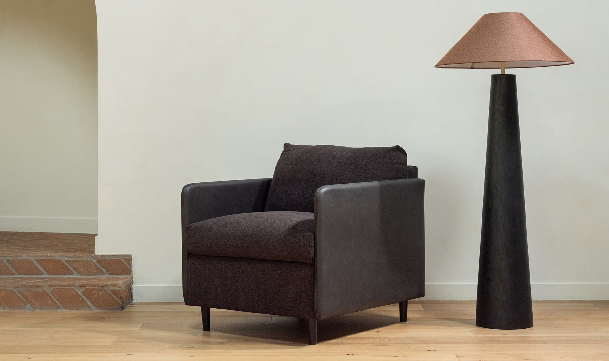 Moes Teller Accent Chair VV-1005