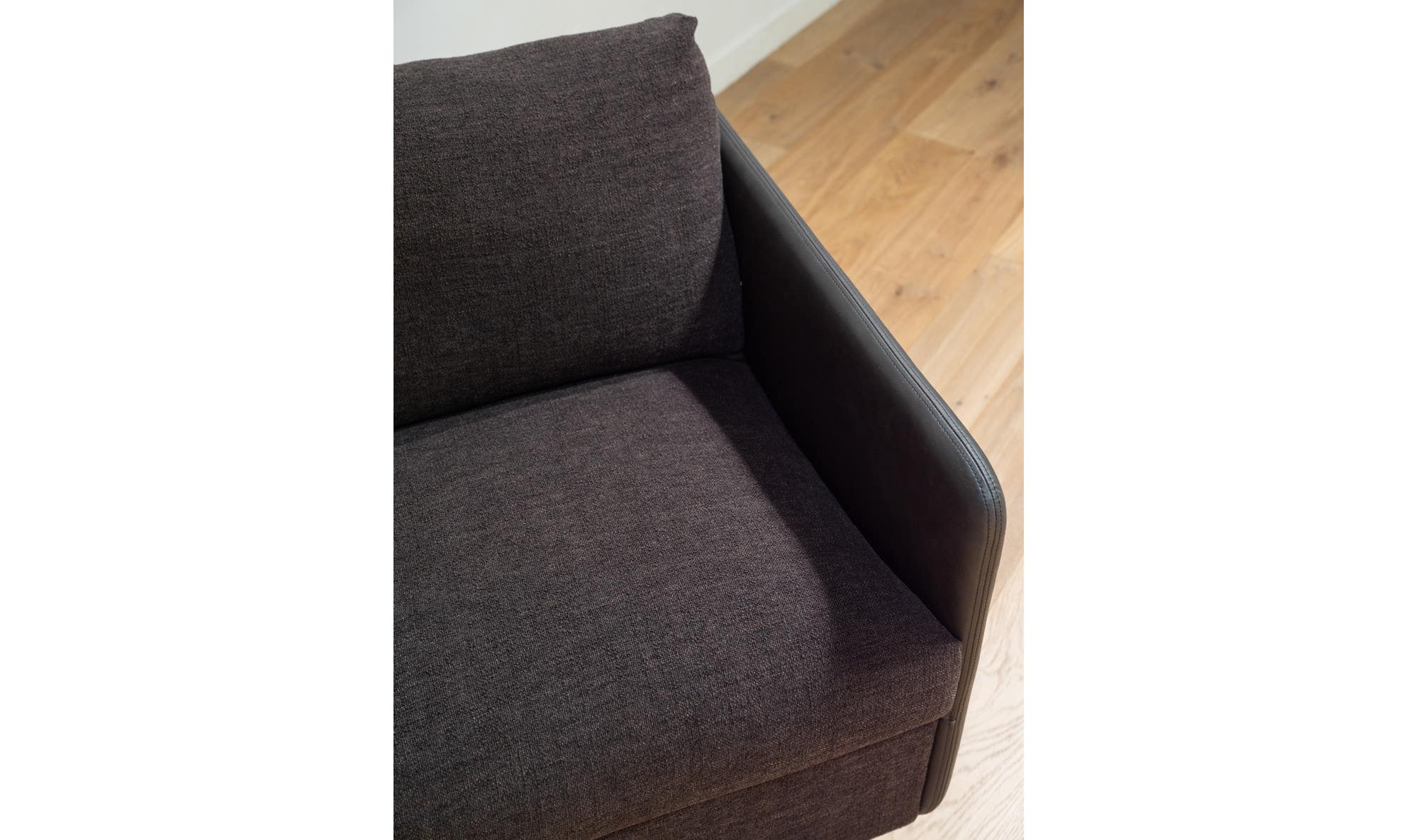 Moes Teller Accent Chair VV-1005