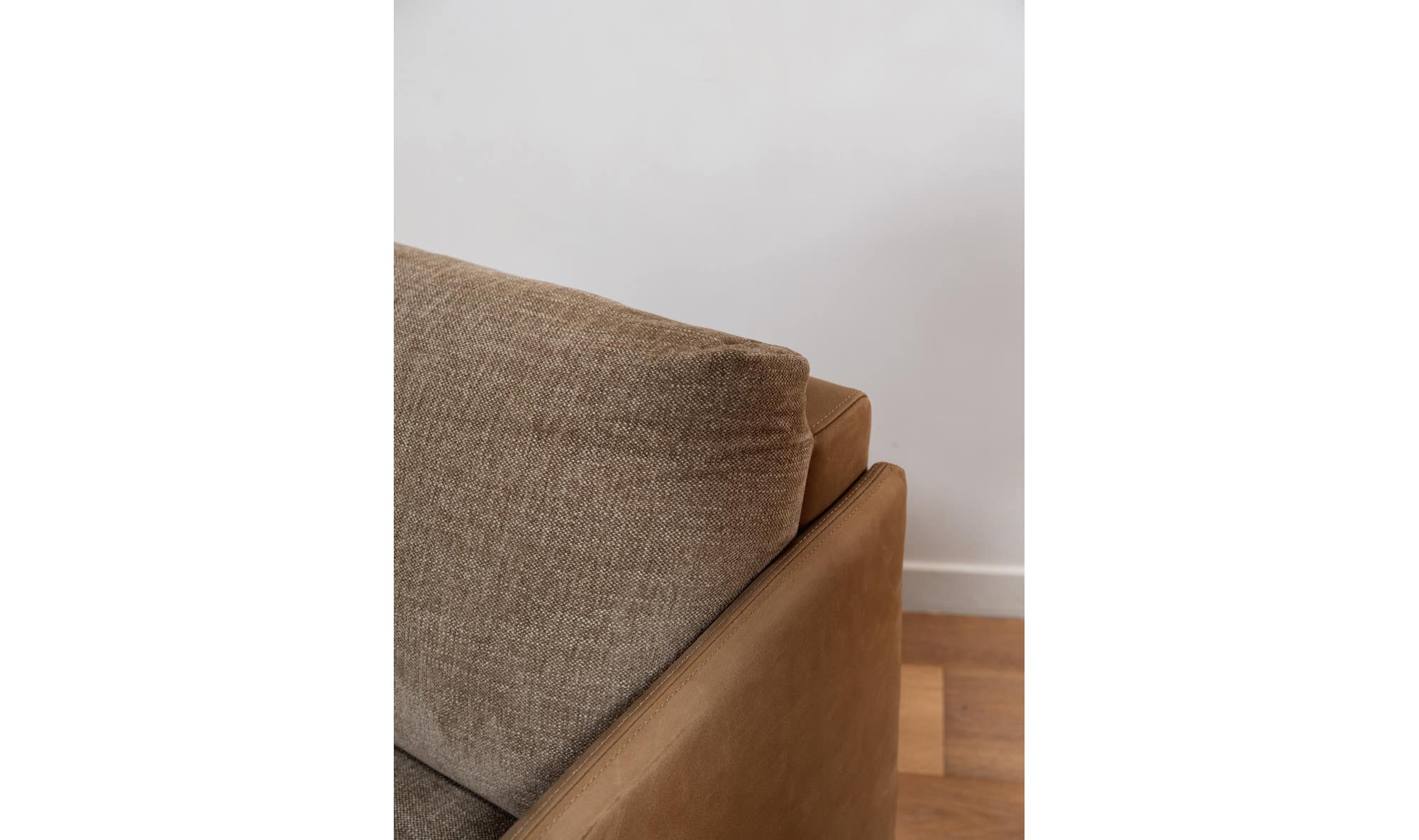 Moes Teller Accent Chair VV-1005