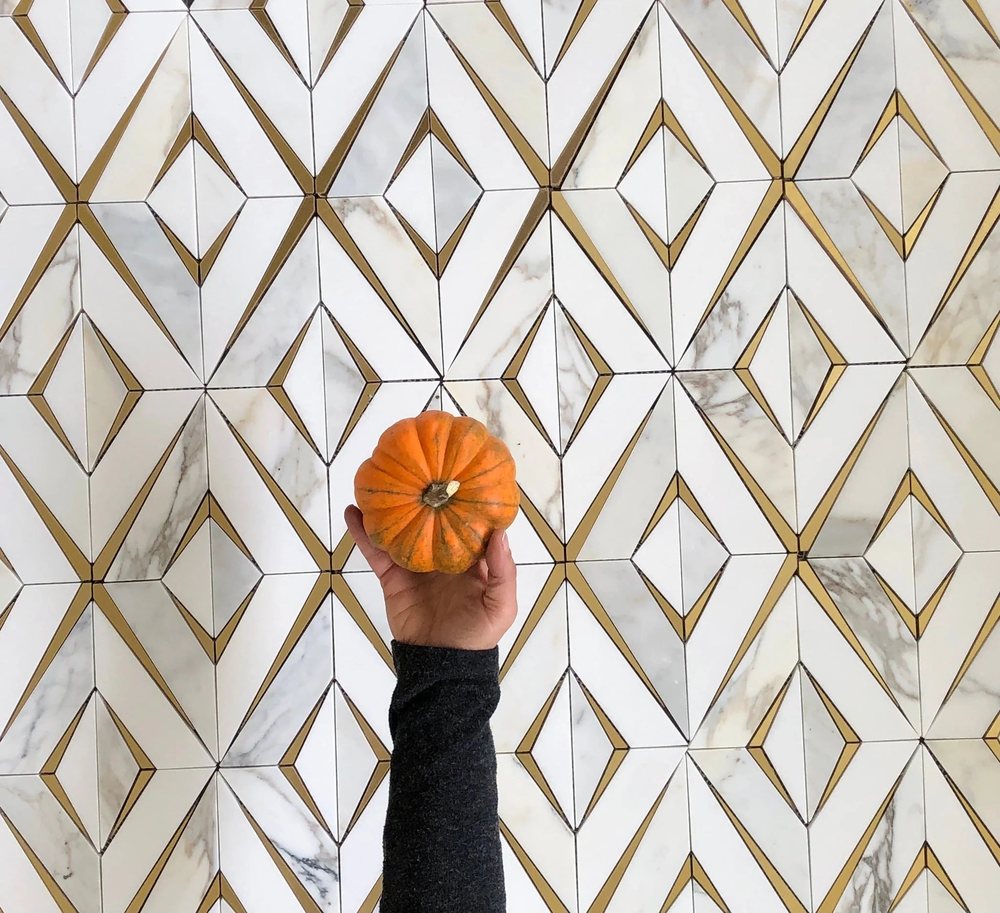 DIAMOND MOSAIC POLISHED THASSOS CALACATTA  AND BRASS